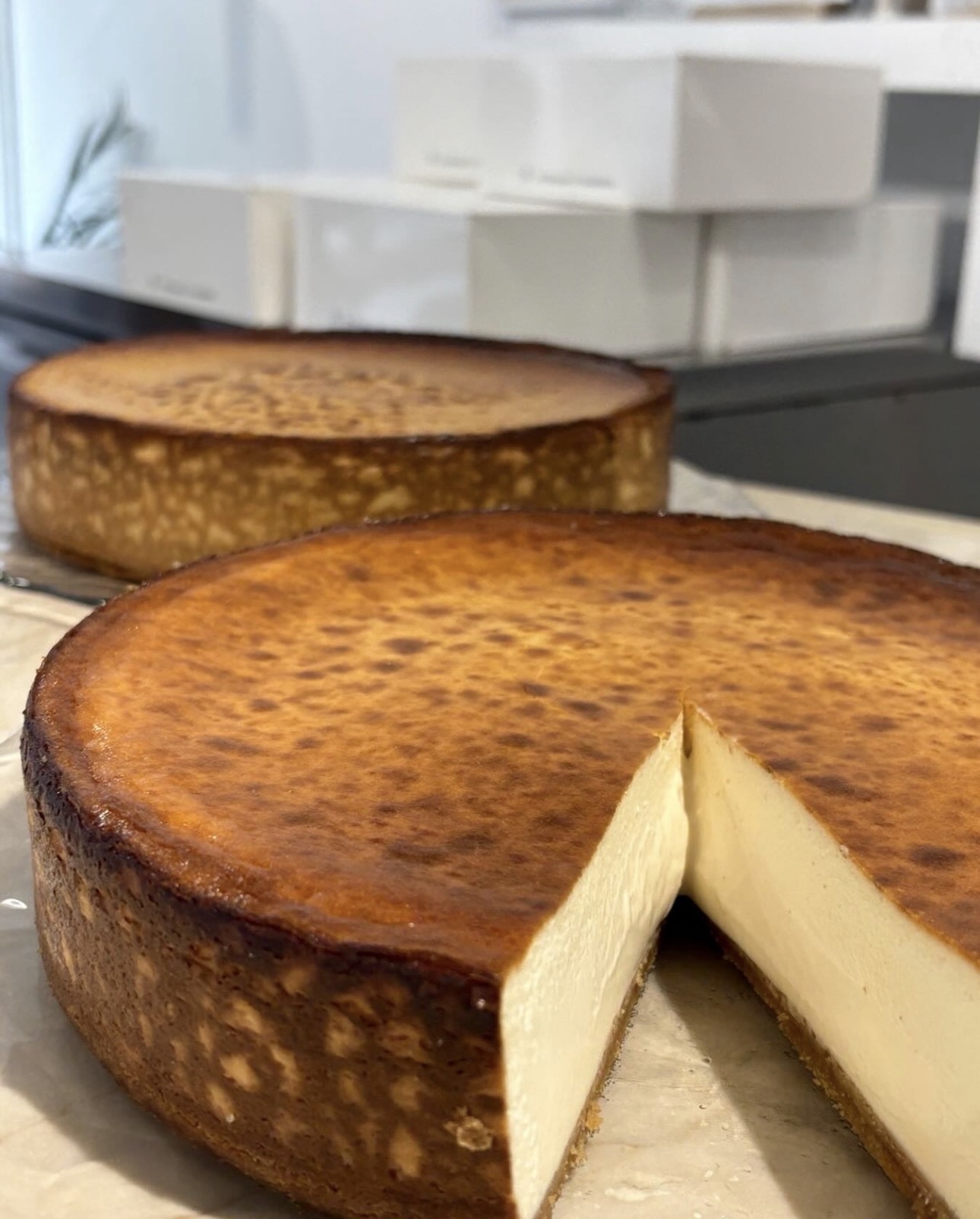 Tartas recién horneadas en Hache Obrador